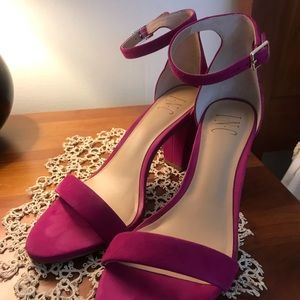 Size 8 Magenta pumps by INC